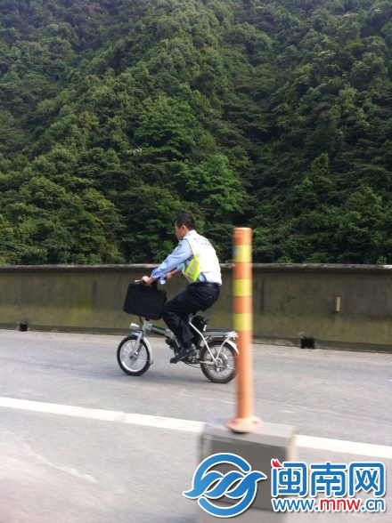 交警骑着小电动车去处理现场