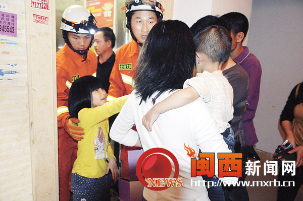 漳平凯源小区电梯突然发生故障 10岁女童被困