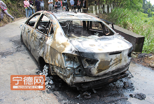 单石碑路段出租车自燃剩铁架