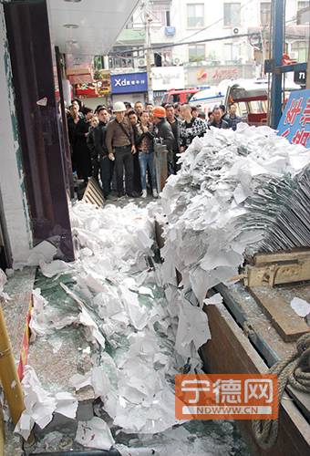 福鼎送货员卸画框时玻璃倒塌被埋殒命2