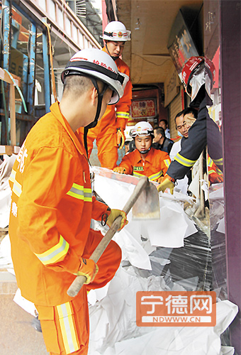 福鼎送货员卸画框时玻璃倒塌被埋殒命1