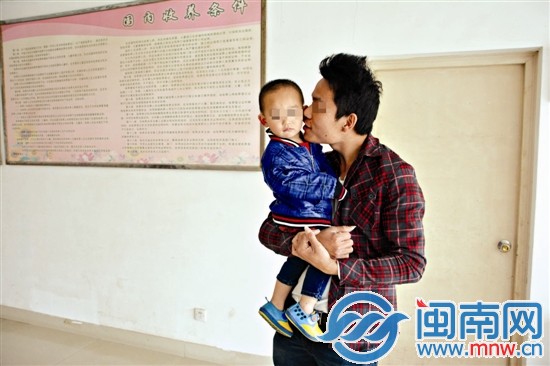 再次见到孩子，李某抱起来就舍不得放下