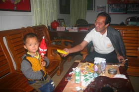 老黄将孩子带回了宝盖仑后农民110