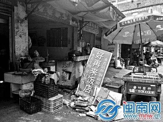 肇事车就是撞到这家店才停的