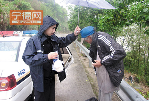 福安七旬老人走亲戚 路费用完欲走路去寿宁饿倒路边