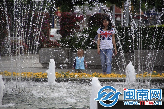 周末雨水掌舵 气温奔三1