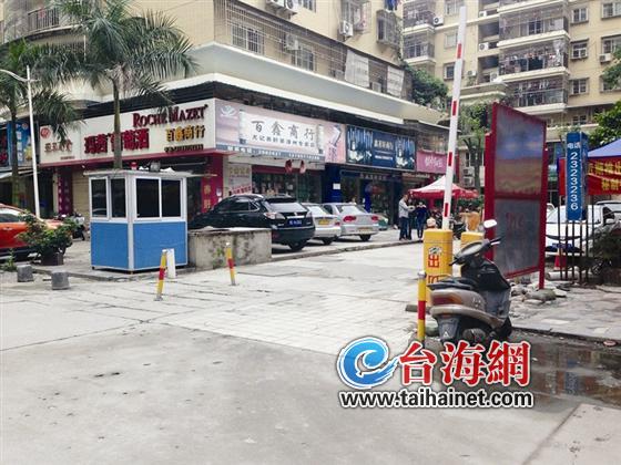 漳州一小区物业增设围挡和岗亭