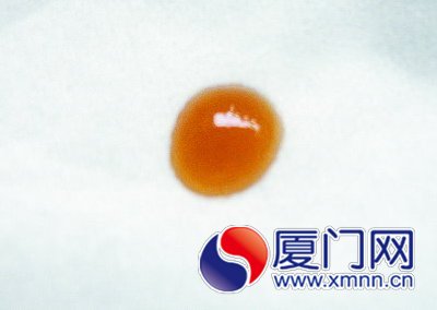 纯蜂蜜（左）遇纸巾不化，