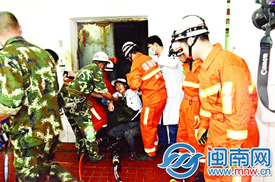 消防将被困的万女士救出