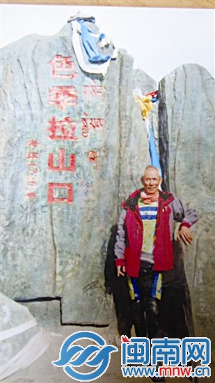 陈绍贵一身骑行服，酷酷地站在海拔4700米的西藏色季 
