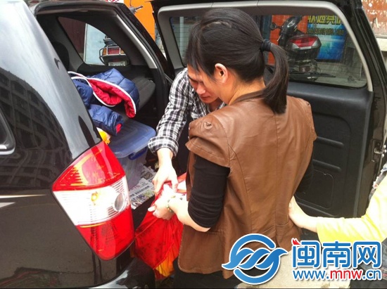 林女士提前整理好书，抬上了本报的采访车