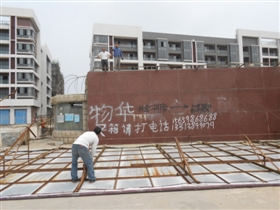 石狮路政部门依法拆除两面违设广告牌