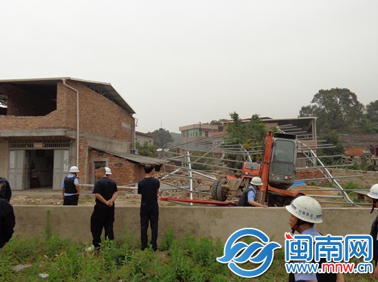 图为龙门镇执法部门对白某的违建进行拆除