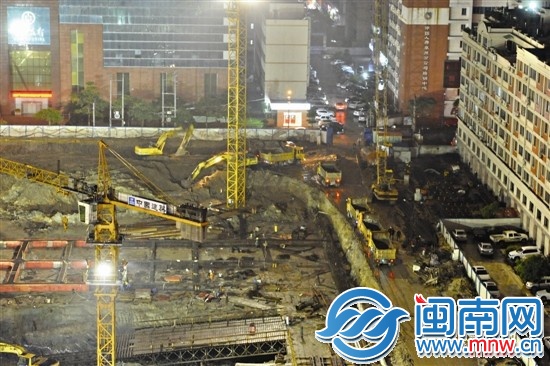 昨晚10点20分，记者回访，和昌工地土方车仍出入工地