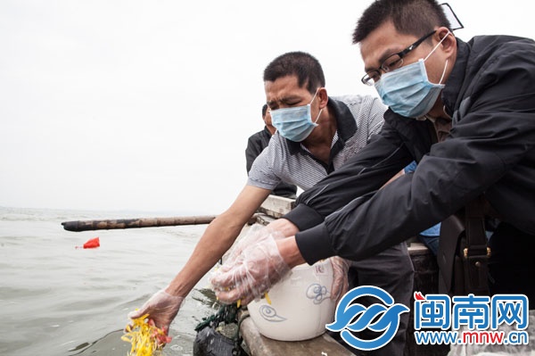 两兄弟将父亲的骨灰撒入大海