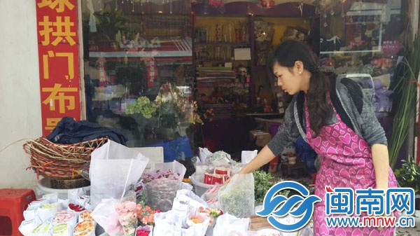 明天就是母亲节，花店迎来最忙碌的时刻