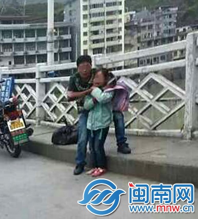 行凶者将锯子抵在小学生脖子上