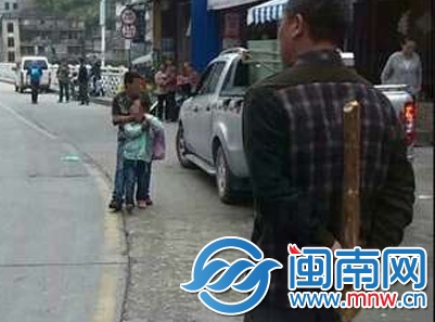 路人将木棍藏身后，准备上前营救