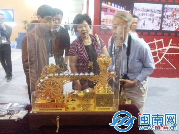 钟表爱好者在飞球仪前驻足欣赏