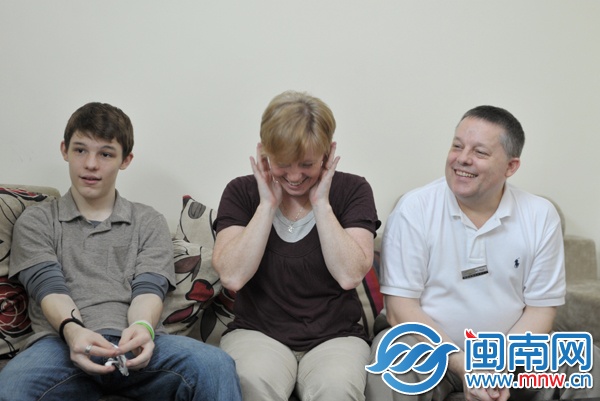 当记者问到父子俩打算怎么给妈妈过节时，金自觉地堵 