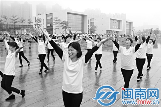 漳州碧湖生态园万人扭动广场舞