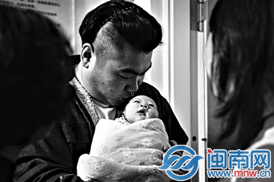 爸爸深情一吻，胡子茬儿刮着小脑袋，宝宝好奇地抬起头