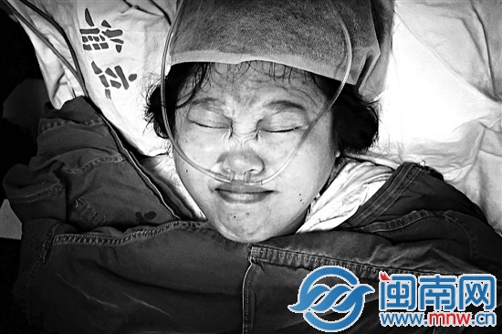孩子快出来了，早已筋疲力尽的陈琳咬紧牙关做最后的 