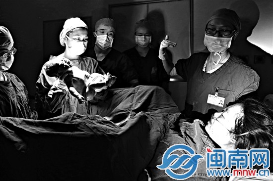 孩子终于出来了，妈妈努力地抬起头，眼中噙着泪水看 