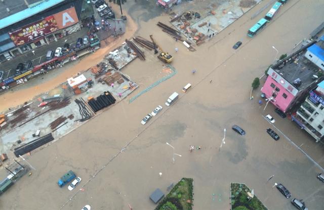 深圳市气象台于11日13时00分将全市暴雨橙色预警升级 