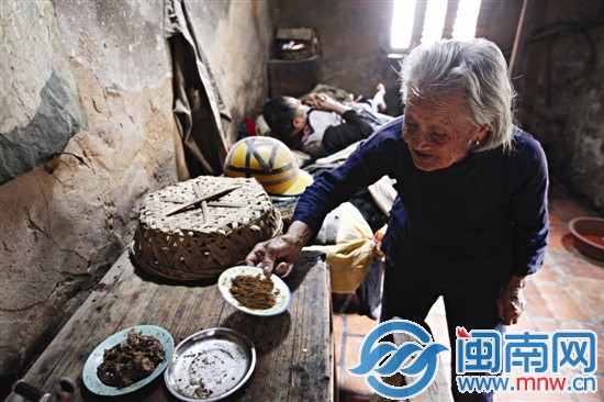 邻居送来的菜已经放到发霉，但仍是要留给儿子吃的好 
