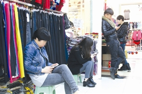 手机已经成为日常生活离不开的工具 颜华杰 摄