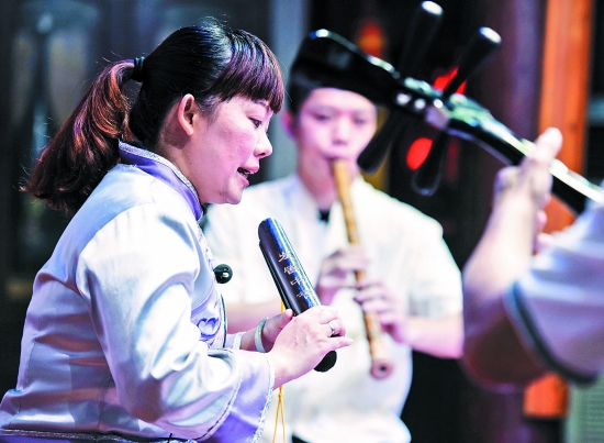在泉州府文庙广场夫子泉茶馆，演员在表演南音。 （ 
