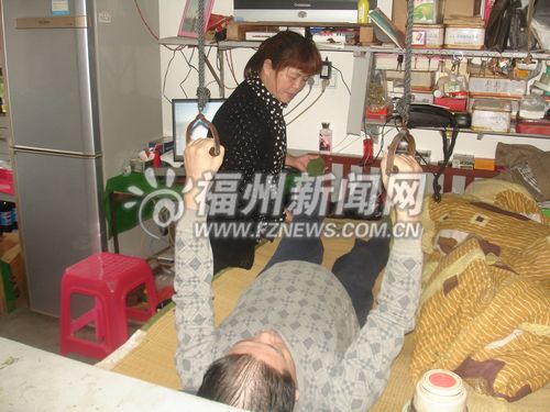 林月英协助丈夫做康复训练