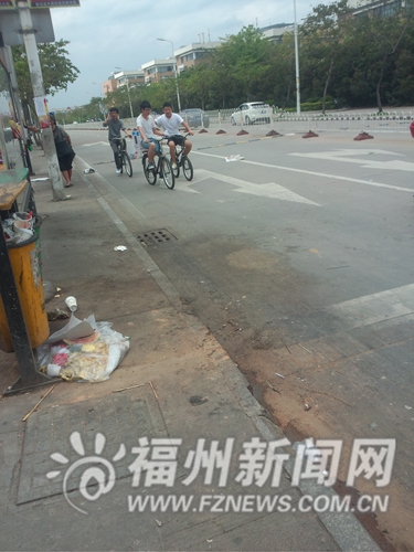 常有学生三五成群骑车在机动车道上