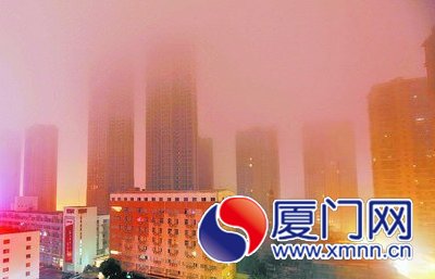 厦门市区昨日因大雾笼罩一片朦胧 显得十分梦幻