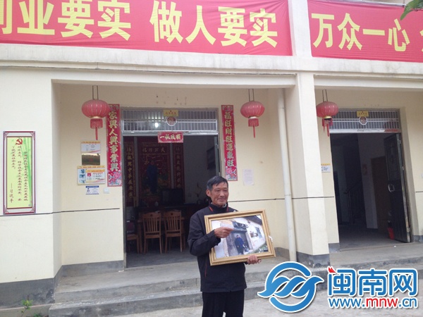 俞锦玉向记者展示新家和旧居