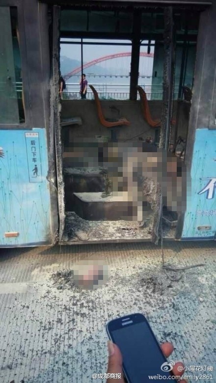 四川宜宾一公交车发生爆燃至少1人死亡