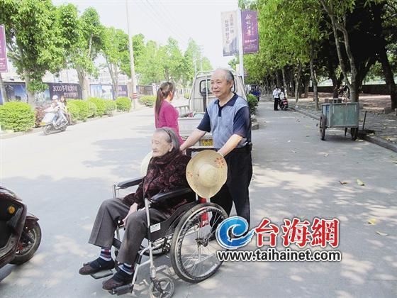 云霄七旬老汉每天推着九旬老母亲散步1