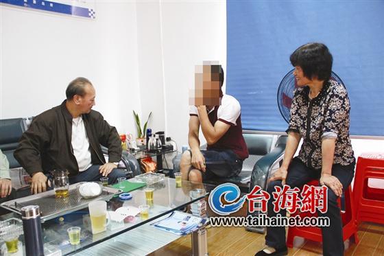 云霄七旬老汉每天推着九旬老母亲散步2