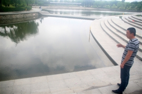 六旬保安下湖救人