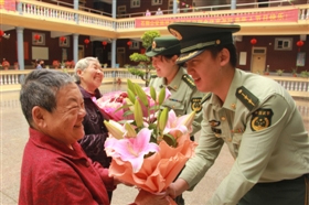 祥芝边防派出所官兵深入石狮市慈爱老人福利院开展母&nbsp;