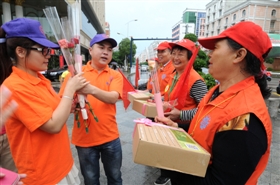 石狮志愿者联合会联合有关单位为引导员送去康乃馨和&nbsp;