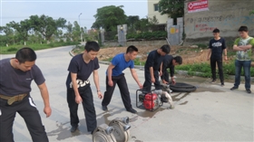 志愿消防队在竞赛活动中的情景