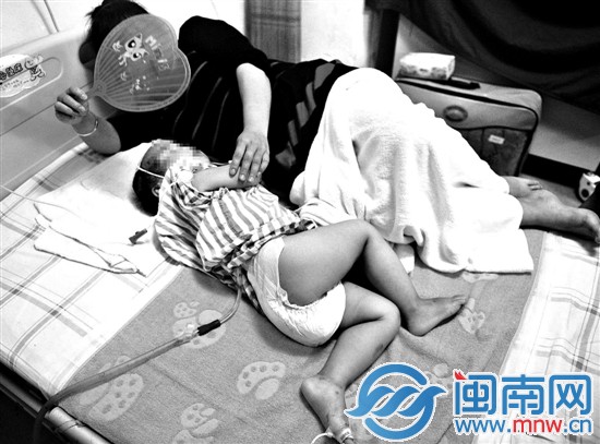 受伤的孩子在医院接受治疗
