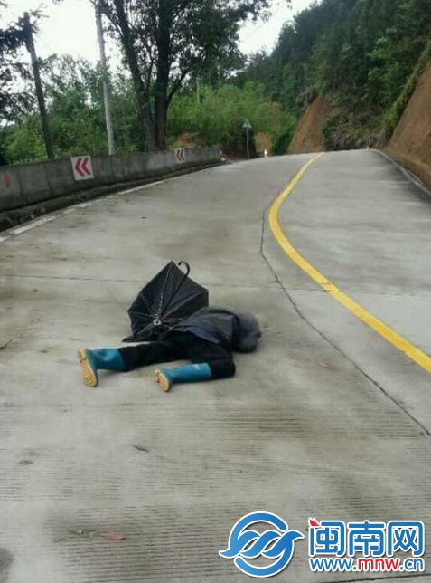 老人倒在路中间