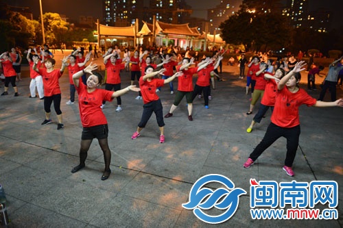 西湖公园内，跳露天广场舞的大姐大妈很带劲
