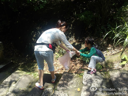 母亲带幼女一路捡登鼓山者丢弃的垃圾