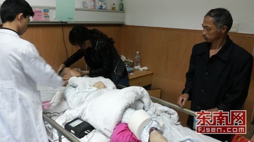 记者见到范训栋时，他正虚弱地躺在病床上，妻子高晓 
