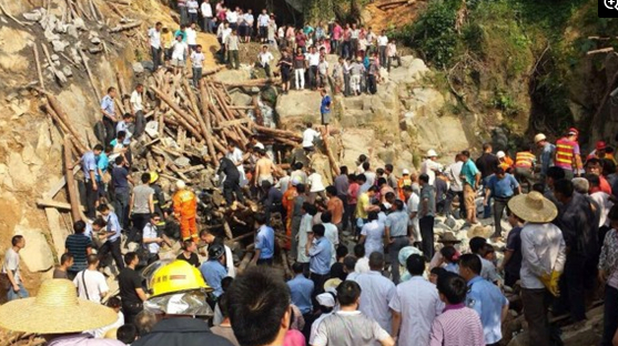 5月3日13时许，广东茂名高州市一座在建石拱桥突然坍 