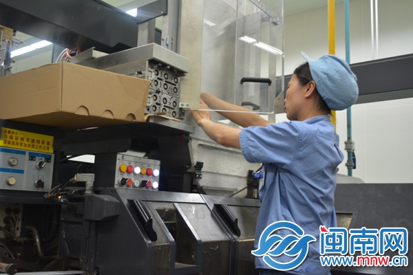 赣州卷烟厂,工作人员在生产间操作